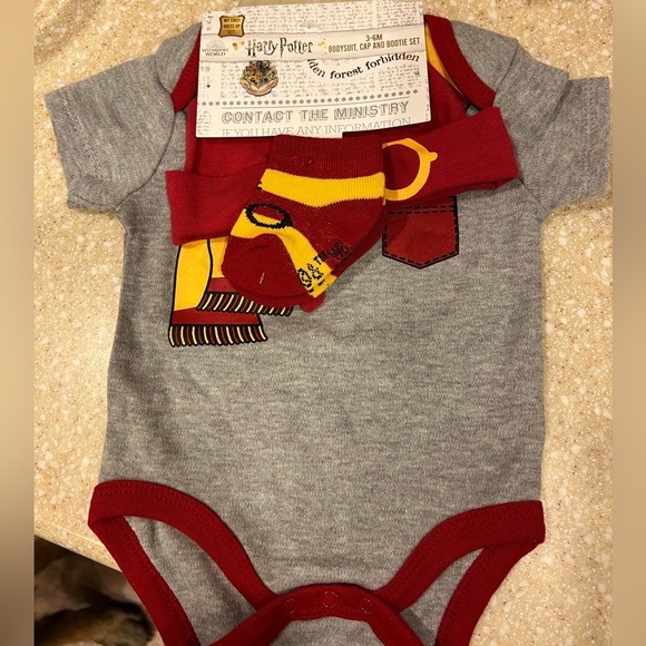 Harry Potter 3-6 months Onesie, Hat and Socks NEW - Picture 1 of 8
